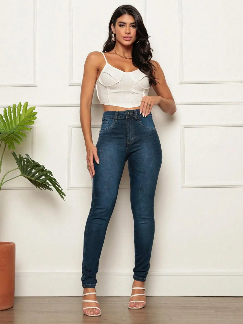 Calça jeans feminina modelo SKINNY com lavagem escura