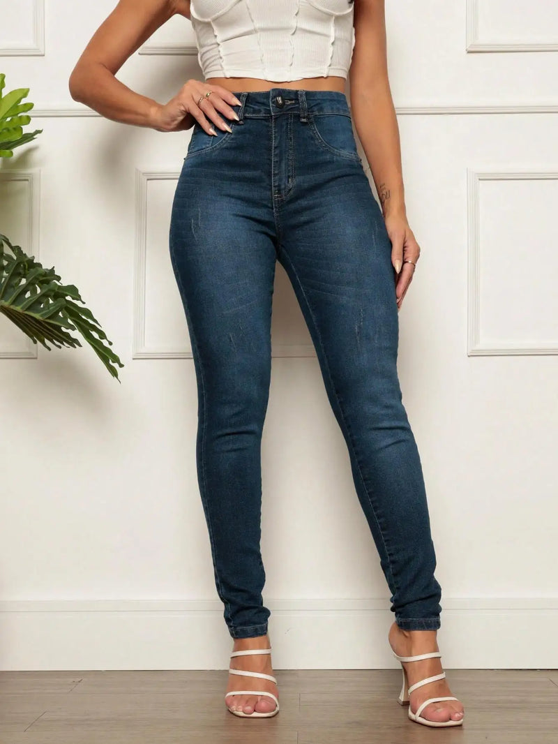 Calça jeans feminina modelo SKINNY com lavagem escura